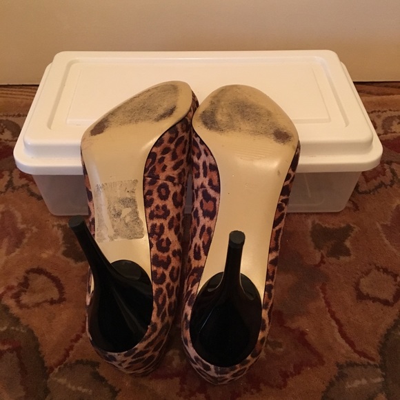 Guess fabric Leopard Peep Toe Pumps - Picture 5 of 5